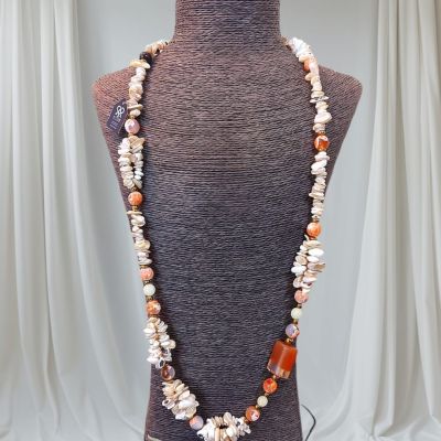 عقد من احجار العقيق والصدف 