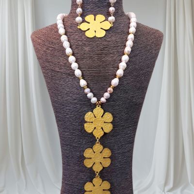 عقد من اللؤلؤ الطبيعى ودلايه نحاس بيور  مطلى دهب 