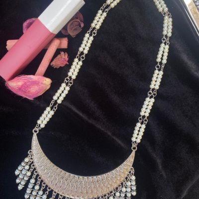 عقد اللؤلؤ الفضي