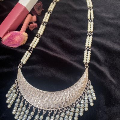 عقد اللؤلؤ الفضي