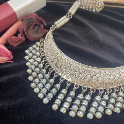 عقد اللؤلؤ الفضي