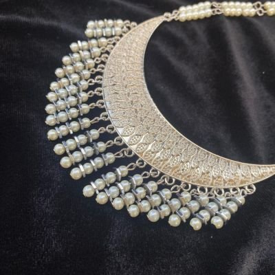 عقد اللؤلؤ الفضي