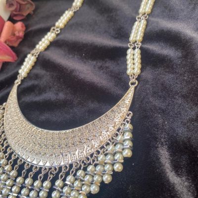 عقد اللؤلؤ الفضي