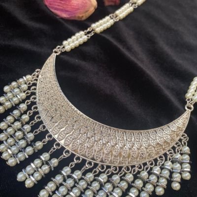 عقد اللؤلؤ الفضي