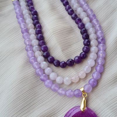 An agate necklace