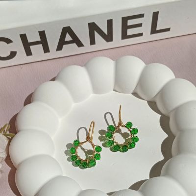 أقراط نحاس بخرز كريستال أخضر 