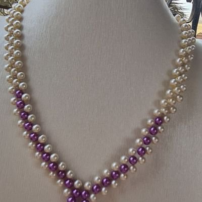 عقد V من اللؤلؤ