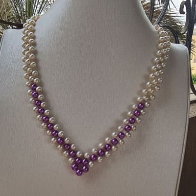 عقد V من اللؤلؤ