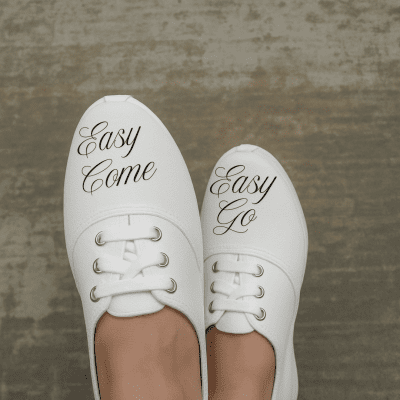 سنيكرز مرسوم يدويا 