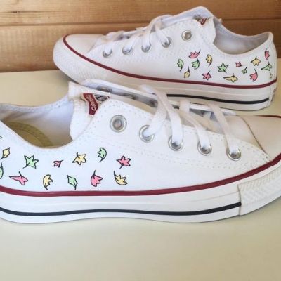 سنيكرز مرسوم يدويا