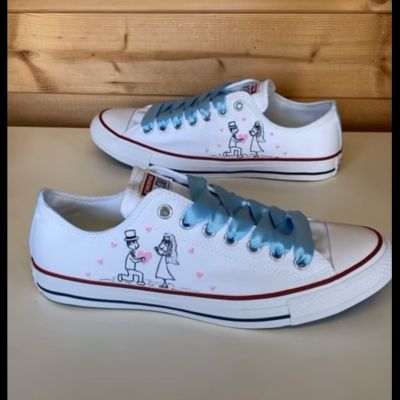 سنيكرز مرسوم يدويا