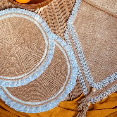 مجموعة من ٢ كوستر ومفرش للترابيزة 