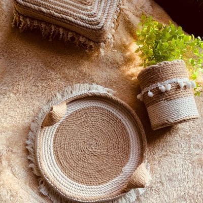 مجموعة من صينية و كفر المناديل ومنظم 