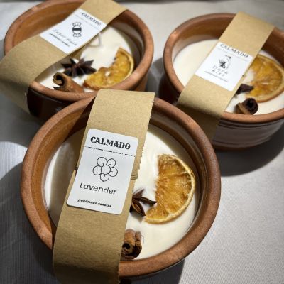 شمعة في وعاء فخاري