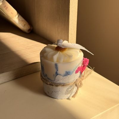 شمعة من الفخار والشمع