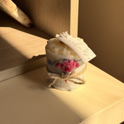 شمعة من الفخار والشمع