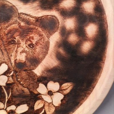 دب صغير في الحديقة - حرق يدوي