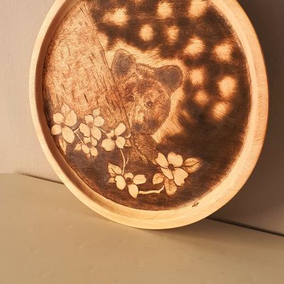 دب صغير في الحديقة - حرق يدوي