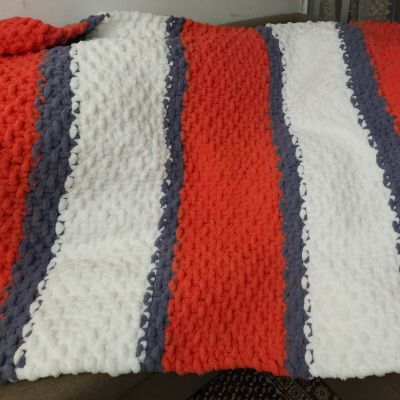 بطانية حمراء محبوكة يدويًا 