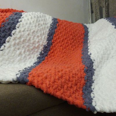 بطانية حمراء محبوكة يدويًا 