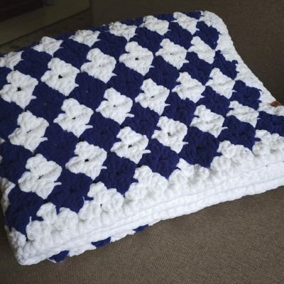 بطانية كروشيه باللونين الأزرق والأبيض