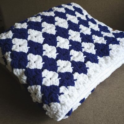 بطانية كروشيه باللونين الأزرق والأبيض