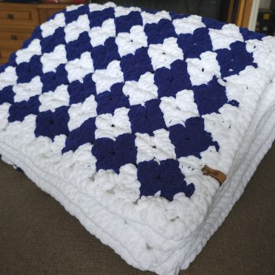 بطانية كروشيه باللونين الأزرق والأبيض