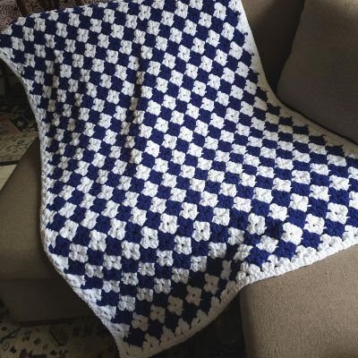 بطانية كروشيه باللونين الأزرق والأبيض