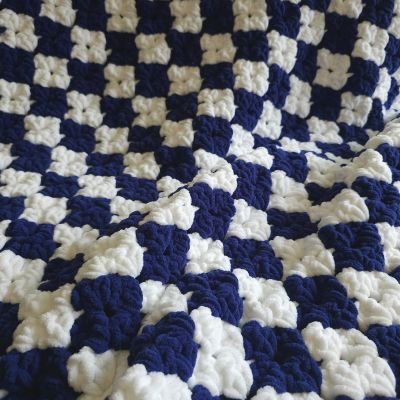 بطانية كروشيه باللونين الأزرق والأبيض