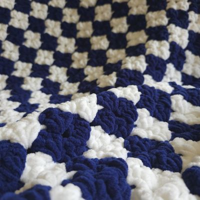 بطانية كروشيه باللونين الأزرق والأبيض