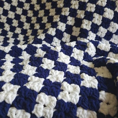 بطانية كروشيه باللونين الأزرق والأبيض