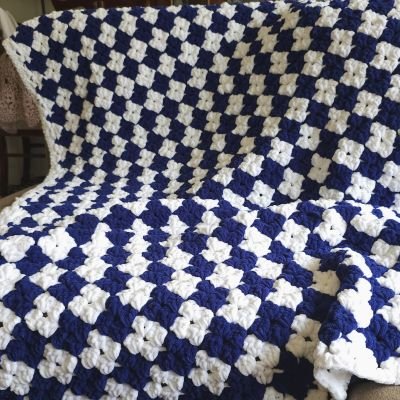 بطانية كروشيه باللونين الأزرق والأبيض