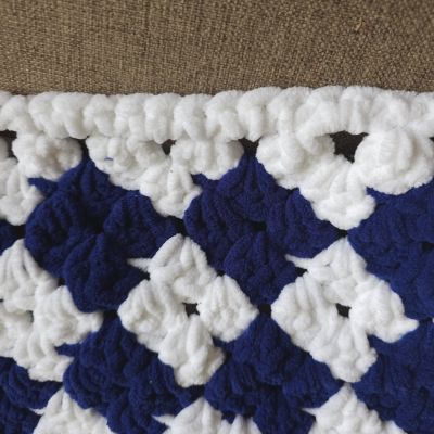 بطانية كروشيه باللونين الأزرق والأبيض
