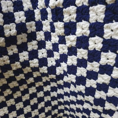 بطانية كروشيه باللونين الأزرق والأبيض