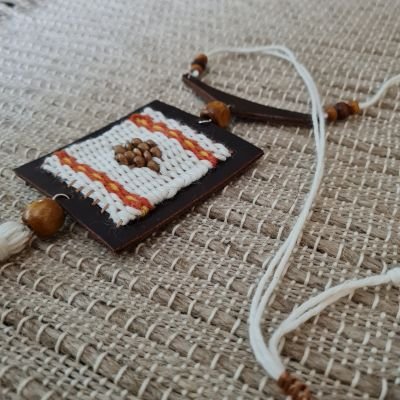 عقد من النول و الجلد الطبيعي