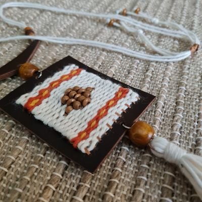 عقد من النول و الجلد الطبيعي