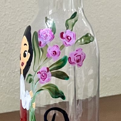 رسم يدوي علي زجاجات العصير 