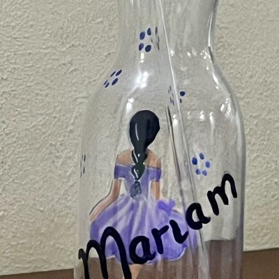 رسم يدوي علي زجاجات العصير