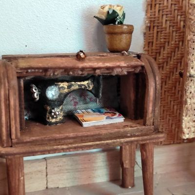 ديكور غرفه مصغره بداخلها اثاث و ماكنه خياطه مصنعه بالكامل يدوياً 