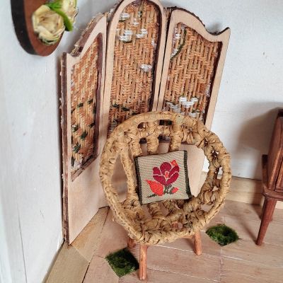 ديكور غرفه مصغره بداخلها اثاث و ماكنه خياطه مصنعه بالكامل يدوياً 