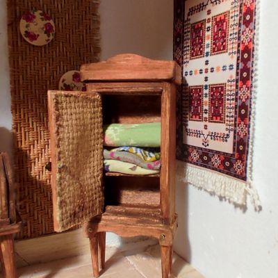 ديكور غرفه مصغره بداخلها اثاث و ماكنه خياطه مصنعه بالكامل يدوياً 