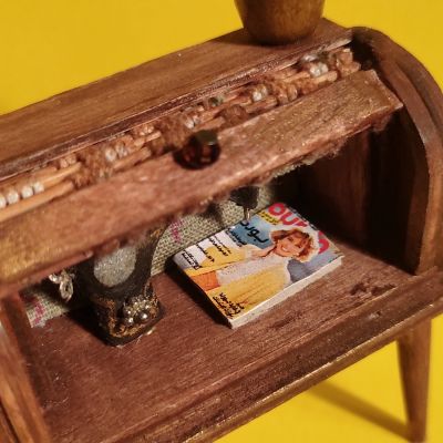 ديكور غرفه مصغره بداخلها اثاث و ماكنه خياطه مصنعه بالكامل يدوياً 