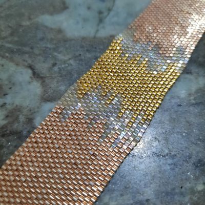 إسورة متداخلة الألوان الوردى والذهبى من خرز الميوكى