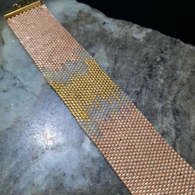 إسورة متداخلة الألوان الوردى والذهبى من خرز الميوكى