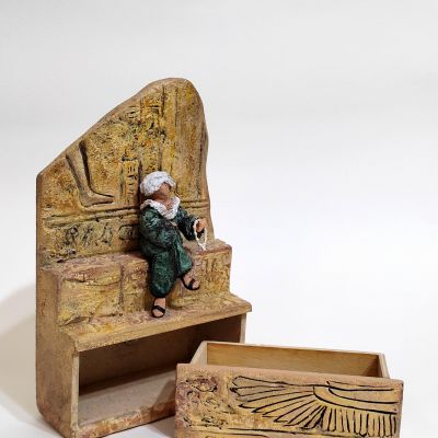  ديكور مزود بدرج  مستوحى من الحضاره المصريه وحارس المعبد  