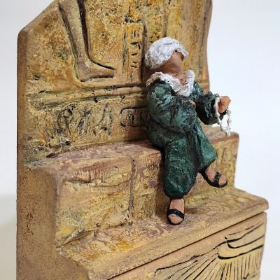  ديكور مزود بدرج  مستوحى من الحضاره المصريه وحارس المعبد  