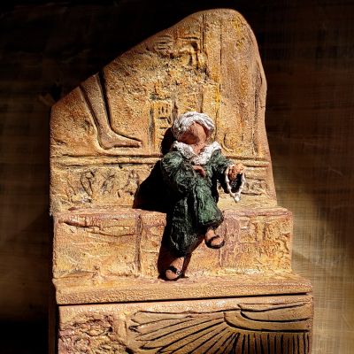  ديكور مزود بدرج  مستوحى من الحضاره المصريه وحارس المعبد  