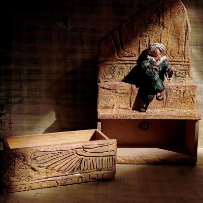  ديكور مزود بدرج  مستوحى من الحضاره المصريه وحارس المعبد  