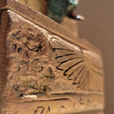  ديكور مزود بدرج  مستوحى من الحضاره المصريه وحارس المعبد  