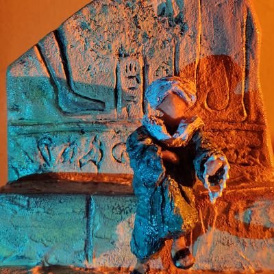  ديكور مزود بدرج  مستوحى من الحضاره المصريه وحارس المعبد  